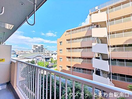 バルコニーから広がる心地よい眺望です。青空と緑が望め、日々の生活に心地よい開放感と季節の移ろいを感じられます。