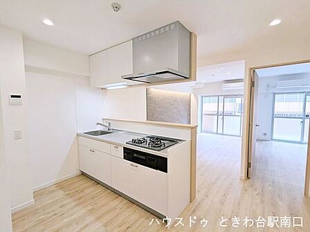 料理をしながらリビング全体やご家族の様子を見渡せる対面式カウンターキッチンです。明るい自然光を感じながら気持ちよく調理ができます。