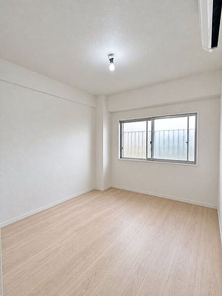 窓のある洋室。家具を置く前の空間だからこそ、お好みの部屋づくりをじっくり思い描けます。※2026年11月上旬改装完工予定。現況優先。