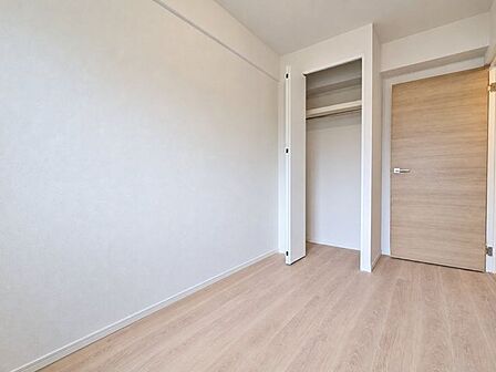壁面を使いやすい洋室に収納も確保。ベッドや机をどこに置くか、生活の目線で確かめていただきたい一室です。※2026年11月上旬改装完工予定。現況優先。
