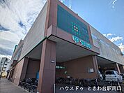 サミットストア 板橋弥生町店食材や日用品まで幅広く揃うスーパー。忙しい日常でも無駄なく効率的に買い出しを済ませられます。 470m