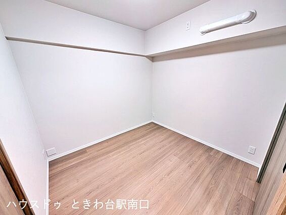各居室は収納付...