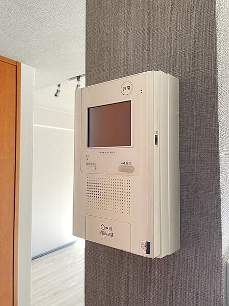 TVモニター付インターフォン 来訪者を室内から確認できるTVモニター付きインターホン。 日常の安心感を高める設備です。