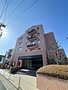 現地外観写真 周辺環境に馴染む外観デザイン。 落ち着いた住環境が期待できます。