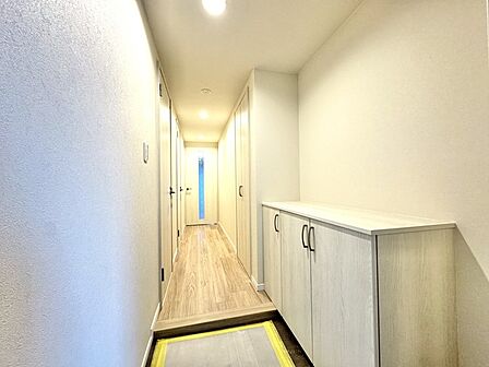 清潔感と広がりを感じさせる洗練された玄関