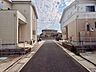 外観：前面道路を含む現地写真 