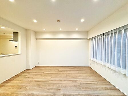 心地よい木の温もりに包まれる、すっきりと開放感あふれる穏やかな空間