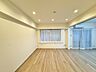 寝室：やわらかな色合いの木目が広がり、心穏やかに過ごせる心地よい空間が広がっています。