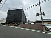 地域に溶け込む落ち着いた佇まいで、周辺環境と調和しながら穏やかな時間が流れる場所です。