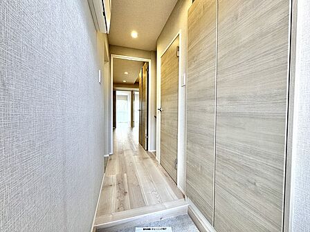 柔らかな木目の質感が心地よい玄関は、洗練された空間が奥へと続く落ち着いた雰囲気に仕上げました。