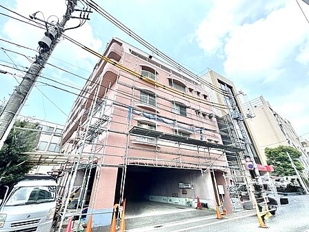 街並みに馴染みながら、穏やかな存在感を放つ落ち着いた佇まいの建物です。