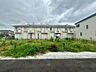 外観：周囲の穏やかな環境に馴染む、落ち着いた佇まいの建物が暮らしの拠点として安らぎを感じさせます。