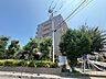 外観：緑豊かな住環境に調和し、穏やかな日常を予感させる落ち着いた佇まいの外観です。