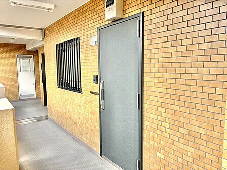 温かみのあるレンガ調の外壁が、帰宅するたびに心地よい安らぎを感じさせてくれる落ち着いた空間です。