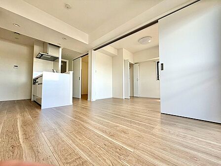 素材の質感を活かした木の温もりと、すっきりとした白が調和する心地よい開放感のある空間です。