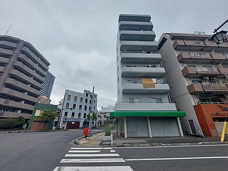街並みに溶け込む洗練された佇まいが、穏やかな日常を予感させます。