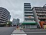 外観：街並みに溶け込む洗練された佇まいが、穏やかな日常を予感させます。