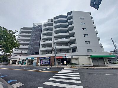 外観:街並みに溶け込む洗練された佇まいが、穏やかな日常を予感させる外観。 外観:街並みに溶け込む洗練された佇まいが、穏やかな日常を予感させる外観。