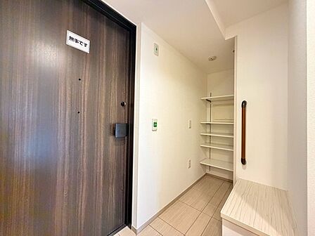落ち着いた色合いの建具とシンプルな意匠が調和する心地よい空間