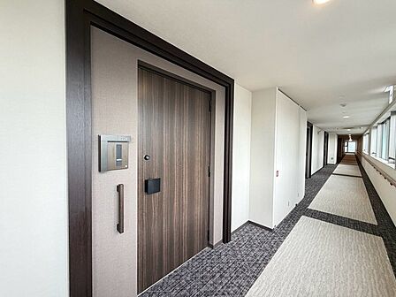 上質な静けさと洗練された設えが心地よい、安心感に満ちた共用廊下空間