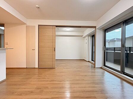 木の温もりが広がる穏やかな空間に、心地よい時間が流れる場所