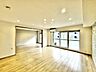 リビング/ダイニング：素材の質感が映えるアクセントクロスが心地よい上質な空間が広がります