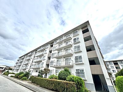 外観:空へ向かって堂々と佇む端正なファサードが、日々の暮らしに心地よいゆとりをもたらします。 外観:空へ向かって堂々と佇む端正なファサードが、日々の暮らしに心地よいゆとりをもたらします。