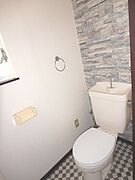 壁がおしゃれなトイレです♪