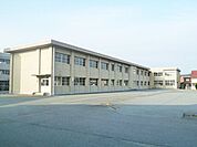 松阪市立花岡小学校 885m