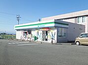 ファミリーマート松阪岡本店 292m
