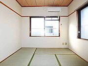 トイレ横の6帖の和室です。