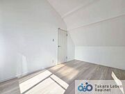 約5.8帖の洋室。リビングから離れたお部屋は静かに過ごせるため、寝室にもおすすめです。