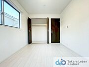 2階、洋室3約6.0帖。やわらかな採光が心地よい寝室。朝は自然光で気持ちよく目覚め、夜は落ち着いた時間を過ごせます。