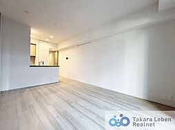 約13.4帖のLDK。隣接する洋室の間仕切りは1面開放可能です。2部屋繋げると広々約18.4帖に。