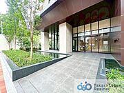 エントランス外部は、高級感のあるタイル貼りを採用した、落ち着いた外観デザイン。エントランスのサイドには植栽を配し、緑の潤いにあふれたアプローチを実現。