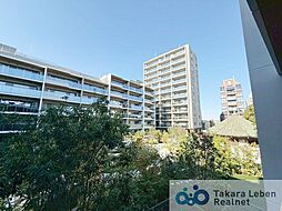 バルコニー正面には中庭があり、緑豊かな景色が望めます。