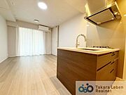 ゆったりとしたリビングです。明るさと風が入る窓配置が安らげる空間を演出します。
