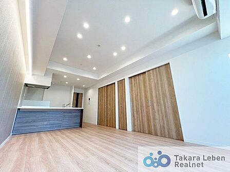 洋室2部屋が隣接する動線の良い振り分けタイプ。スライドドアを開放し、より広々としたお部屋に。