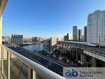 目の前に運河が流れ新幹線が通る眺望。見晴らしの良い景色が望めます。