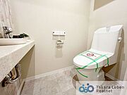 ウォシュレット機能付きのトイレは壁掛けリモコンの上位グレードを採用。便座がスッキリした印象となり、限られた空間を広く見せる効果があります。