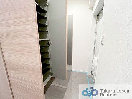 大型のシューズボックスも据え付けられているので靴の収納に困りません。