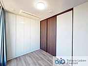 洋室5.1帖。成長に合わせて使い続けられる収納付き洋室。子ども部屋から将来的な個室利用まで幅広く対応できます。