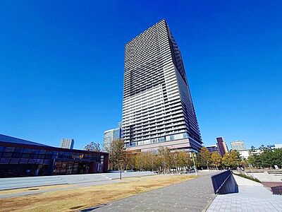 外観:まるで都市のオアシスのように、豊富な自然と緑に包まれた立地にあります。タワーの周りには草木が茂り季節の花々を堪能することができ、都会の喧騒を忘れさせる静かで落ち着いた雰囲気が漂います。 外観:まるで都市のオアシスのように、豊富な自然と緑に包まれた立地にあります。タワーの周りには草木が茂り季節の花々を堪能することができ、都会の喧騒を忘れさせる静かで落ち着いた雰囲気が漂います。