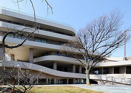 港区立小中一貫教育校白金の丘学園白金の丘中学校 徒歩9分。 650m