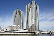 都営大江戸線「勝どき」駅徒歩6分の立地に佇むRC58階建ての大規模タワーマンション。ゲストルームやスポーツジムなど共有施設も充実。