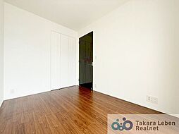 洋室約5.0帖。宿題をしたり、リモートワークに勤しんだり。落ち着いた雰囲気の中でゆっくりと思考を巡らすことができます。