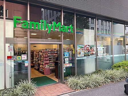 ファミリーマート青山外苑東通り店 徒歩4分。 300m
