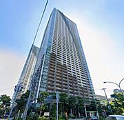 陽光を浴び照らされた美しい煌めきのフォルムが、周りの風景に馴染みながらも存在感を際立たせております。