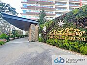 エントランス周りは植栽を配し、綺麗に管理されております。
