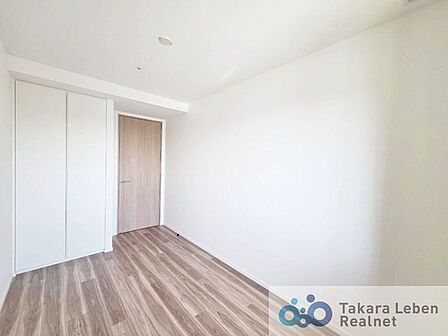 洋室5.7帖。シンプルな内装の洋室は、子ども部屋として長く使えるのが魅力。成長に合わせてインテリアを変えやすい空間です。